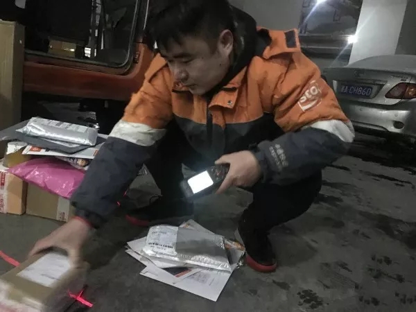 快遞師傅：就是路再滑，也要把每一件包裹送達(dá)