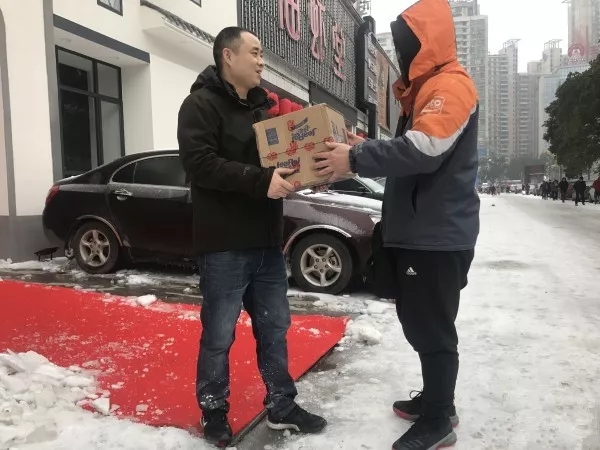 快遞師傅：就是路再滑，也要把每一件包裹送達(dá)
